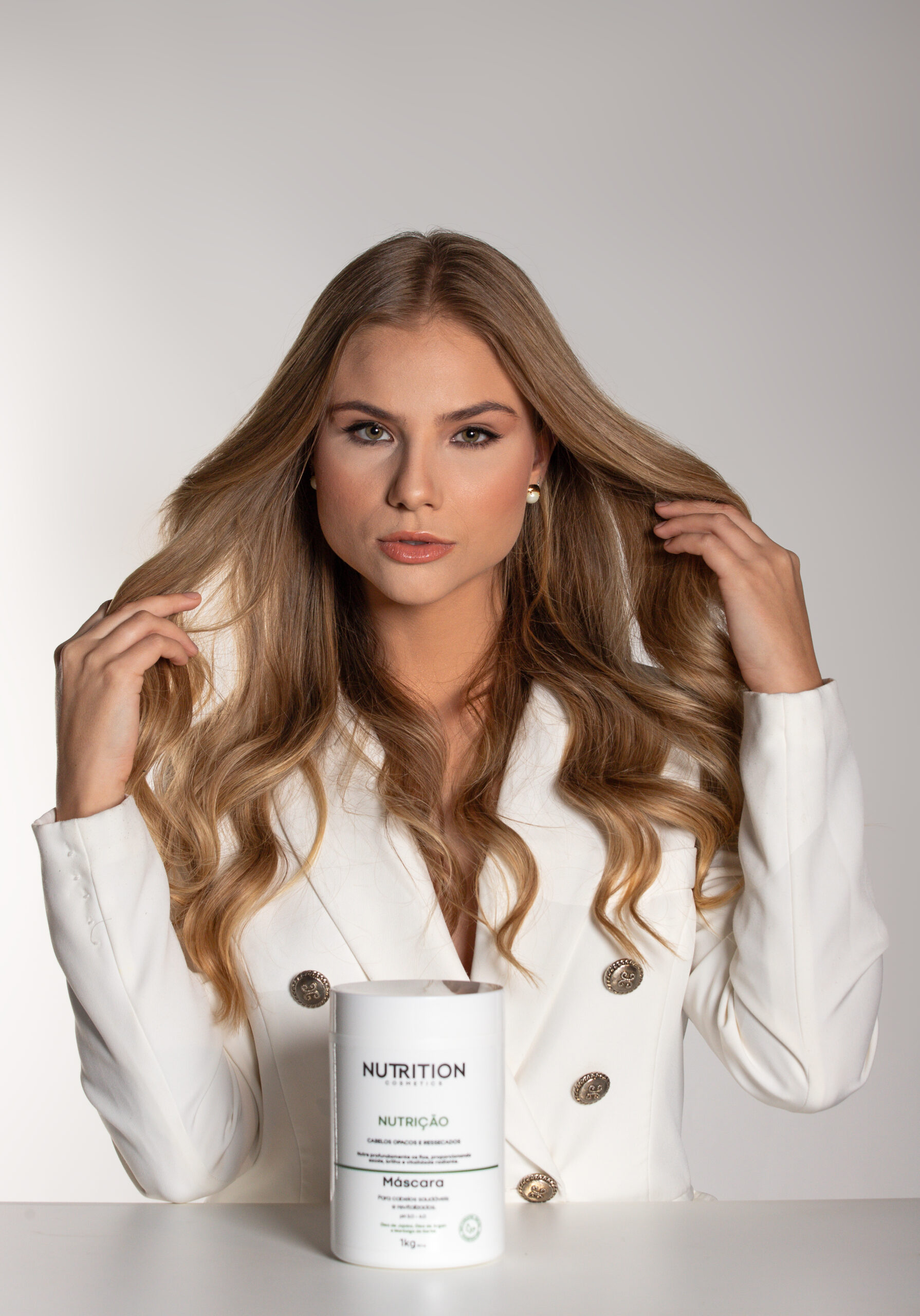 Modelo com Máscara Nutrição — Nutrition Cosmetics