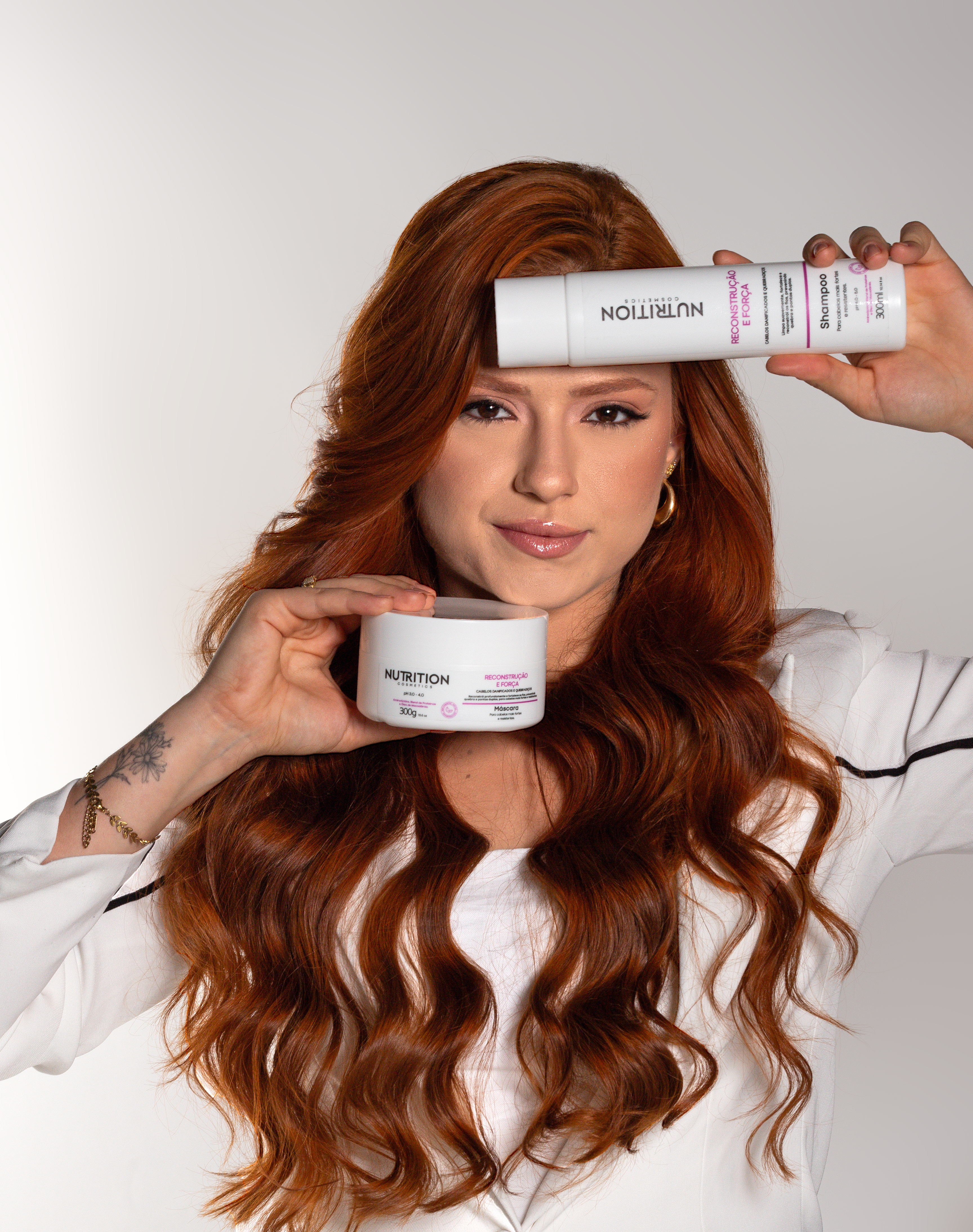 Modelo segurando Kit Reconstrução & Força — Nutrition Cosmetics